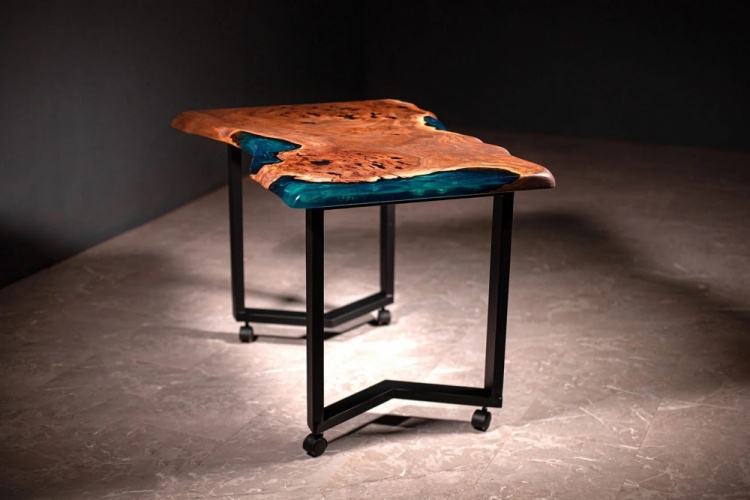 Журнальный стол WoodClever из слэба карагача со смолой на колесиках